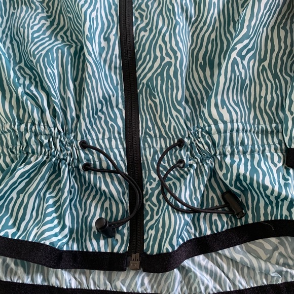 Nike jacket S unusual style! Love the bungee - Picture 4 of 6